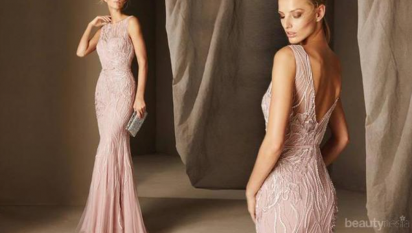 Gaun bridesmaid dengan detail belahan di punggung